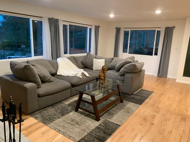 Building Photo - 1600 Henry Ridge Mtwy