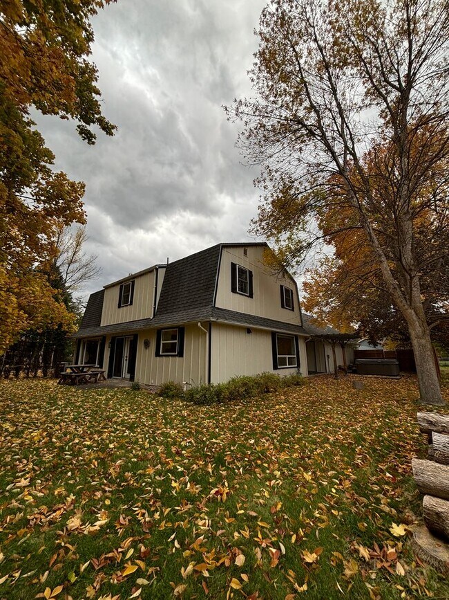 Foto del edificio - Spacious 4BR, 2.5BA home on 1.3 acres in Orchard Homes