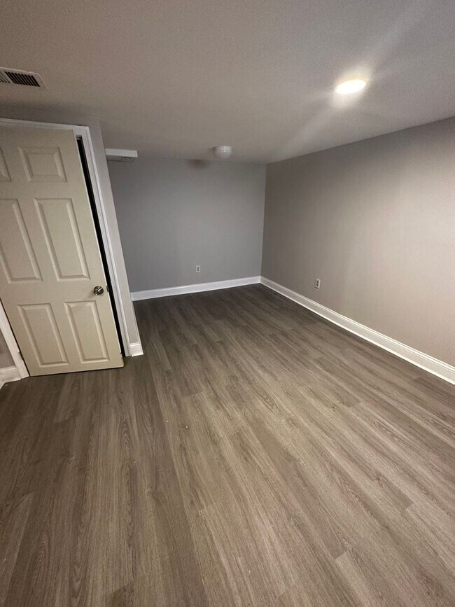 Building Photo - 3 Bedroom and 1 bathroom House