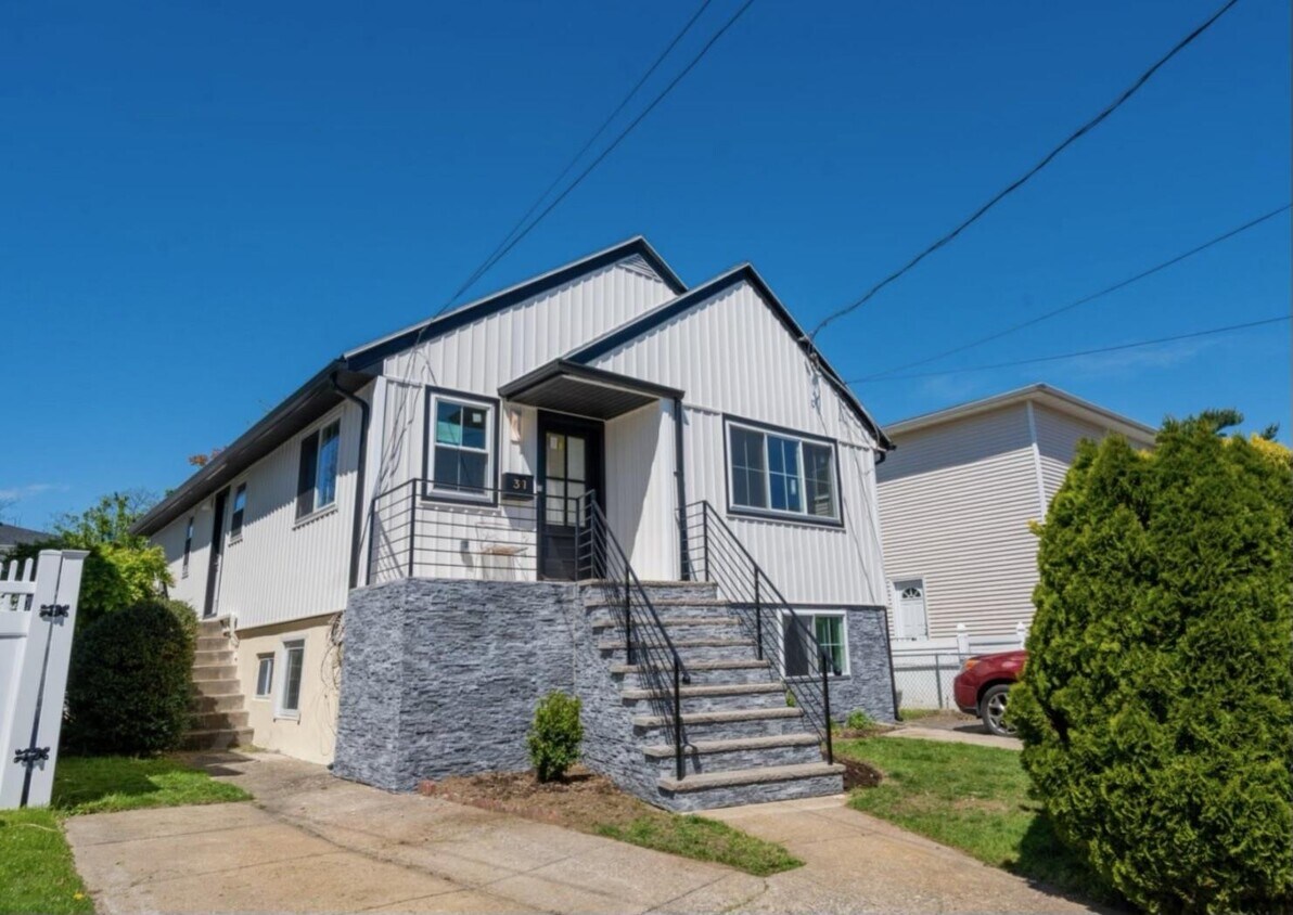 Primary Photo - 31 Graywood Rd