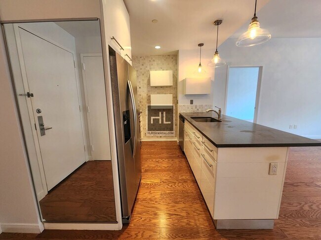 Foto del edificio - 2BR 2BA w/ Curvy Balcony, In-Unit Laundry, Gym, Roof Deck In Boutique Low-Rise Doorman Building