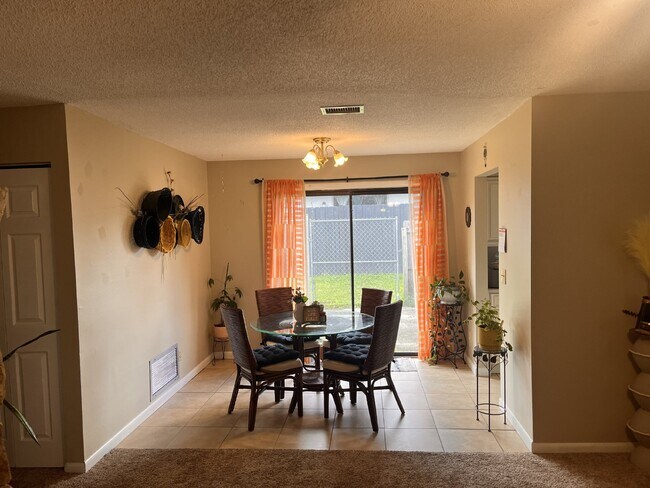 Foto del edificio - **Available April 10th**Charming 2 BD 1 Ba...