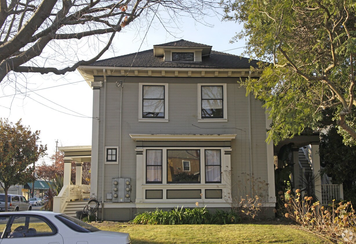 Building Photo - 1227 Chestnut St