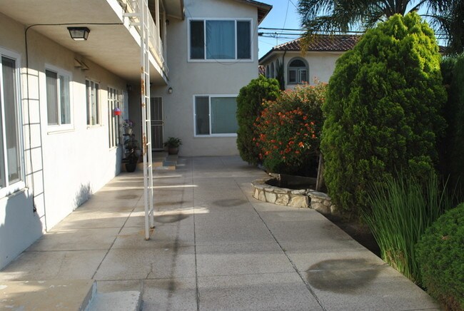 Building Photo - Beautiful Bluff Park -  Long Beach Condo