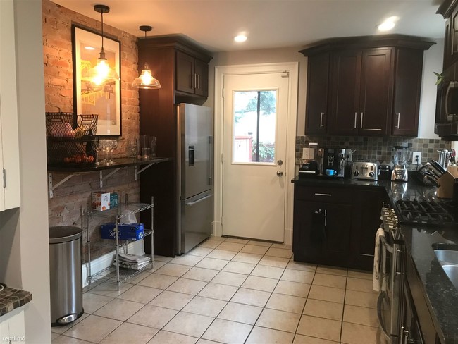 Building Photo - 4 br, 2.5 bath House - 517 Roslyn Pl