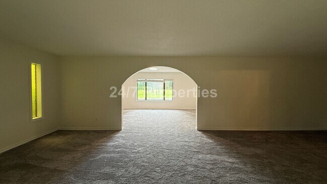 Building Photo - Sprawling 5 BD | 3 BA with Basement - Gresham