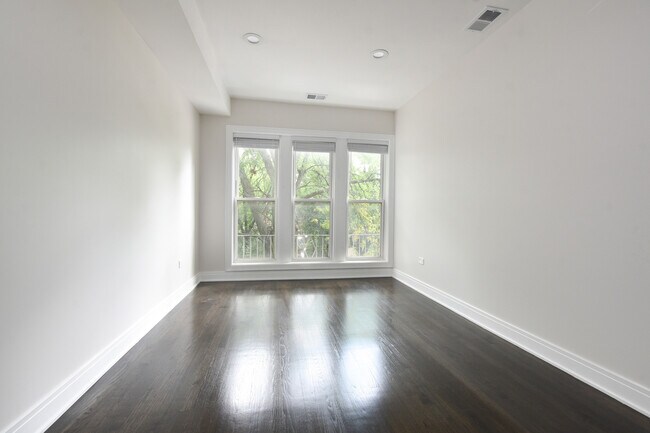 Building Photo - 4250 N Damen Ave