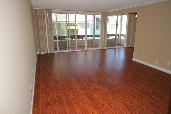 Building Photo - 1110 S Catalina Ave
