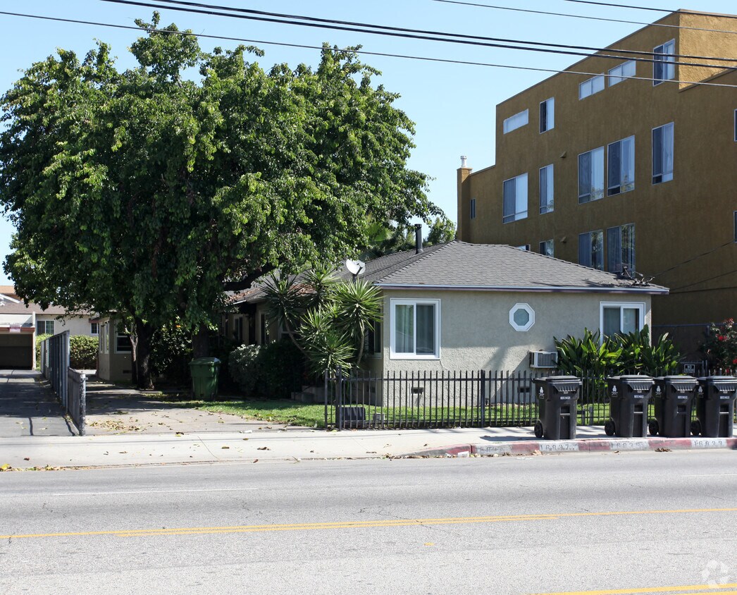 Primary Photo - 16833 Vanowen St