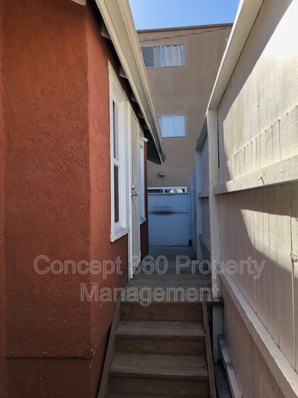 Building Photo - 516 E 7th St