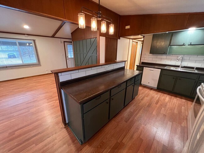 Foto del edificio - $2,300 | 5 Bedroom, 2 Bathroom HOUSE | Pet...