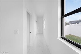 Building Photo - 2113 NE 14th Ave