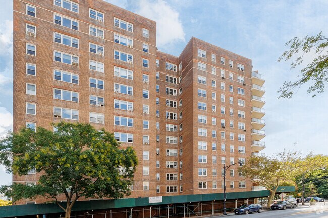 34 Plaza St E - Vanderbilt Plaza - 34 Plaza St East