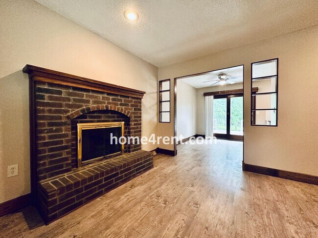 Foto del edificio - Fantastic Parkville area with Updated Kitchen including Granite Counters and Stainless Steel Appl...