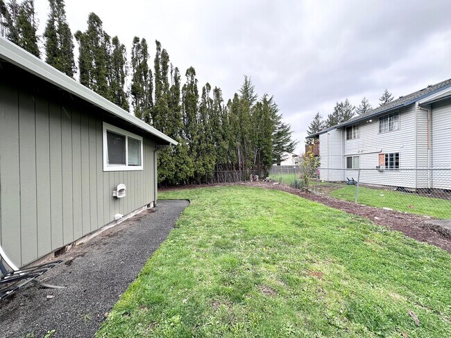 Building Photo - Troutdale Duplex w/ Private Back Yard, W/S...