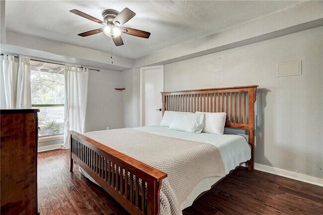 Foto del edificio - 8804 Mountain Ridge Dr