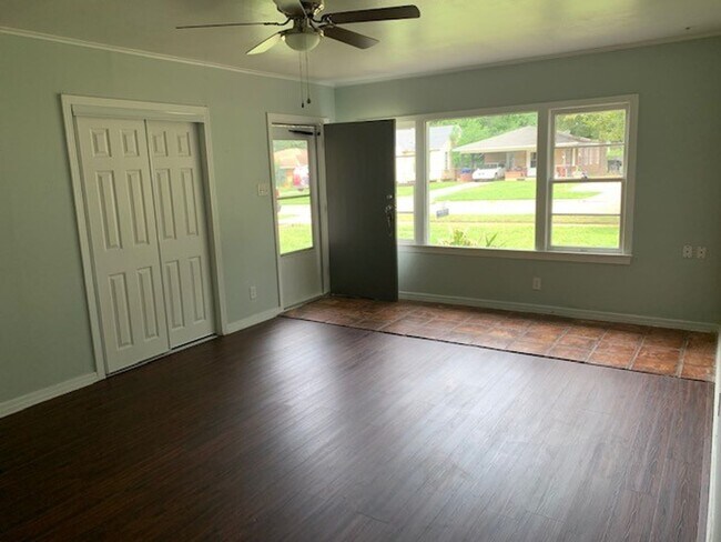 Foto del edificio - 221 E Jordan St