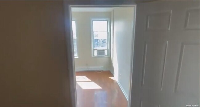 Foto del edificio - 448 Wyona St