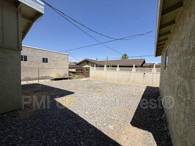 Building Photo - 1386 Lakeside Dr