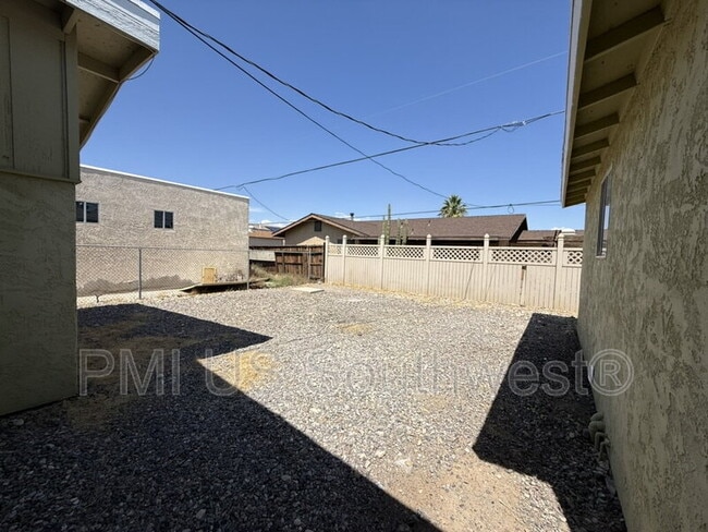 Foto del edificio - 1386 Lakeside Dr