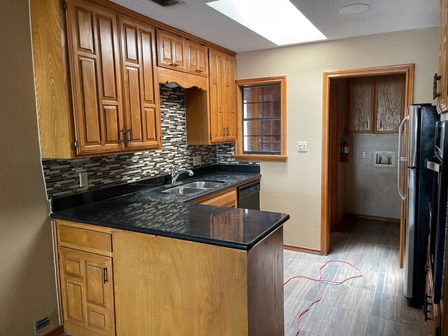 Foto del edificio - 1128 Redbud Ave