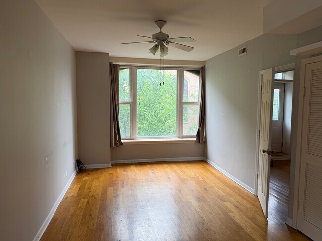 Photo - 1368 W Evergreen Ave Apartment