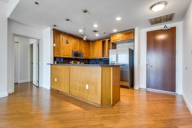 Building Photo - Amazing 2bd/2ba with City and Mountain View