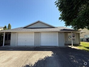 Building Photo - 396 Shamrock St