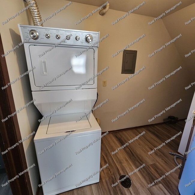 Building Photo - Updated 2 Bedroom Duplex