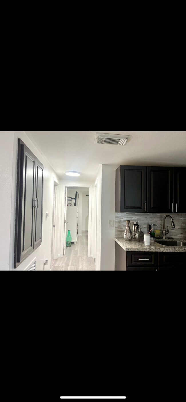 12401 W Okeechobee Rd Hialeah Gardens, FL 33018 Alquileres en Hialeah