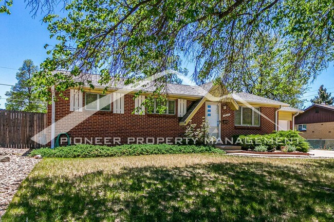 Building Photo - Charming Single Family Home with Attached ...
