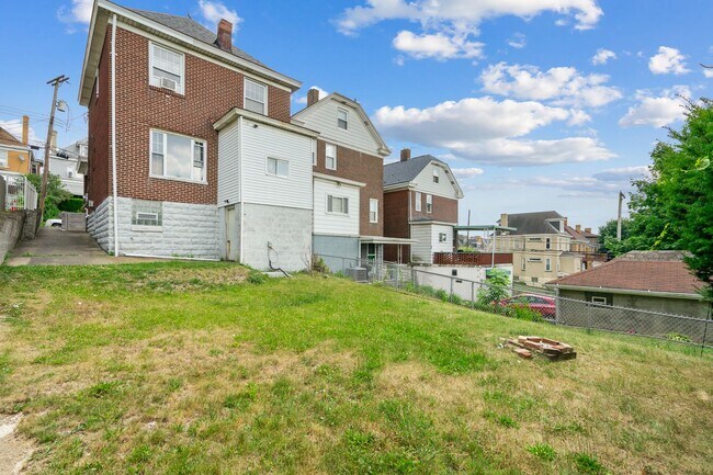 Building Photo - 4 bed 1 bath - newly updated, central air, nice Beechview location.