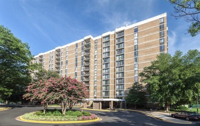Building Photo - 2311 Pimmit Dr