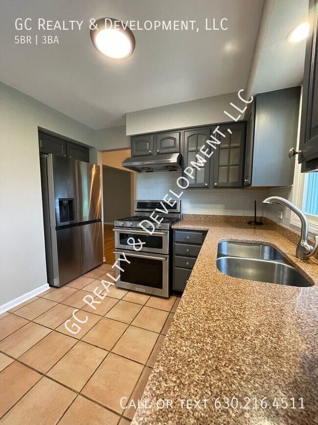 Building Photo - ** INDIAN LAKES BEAUTY / 5 BDRMS / 3 BTHS ...