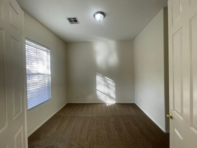 Foto del edificio - To schedule a viewing, call Wally Fellman ...
