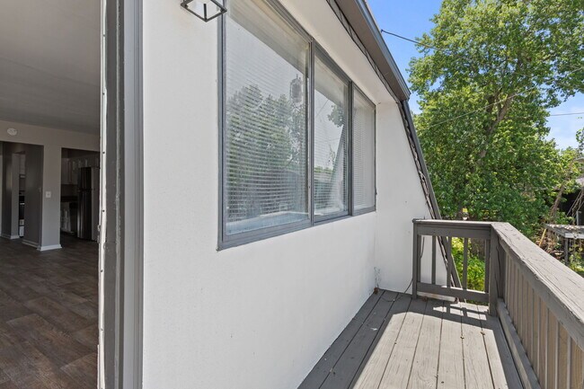 Building Photo - 800 Anderson Ln