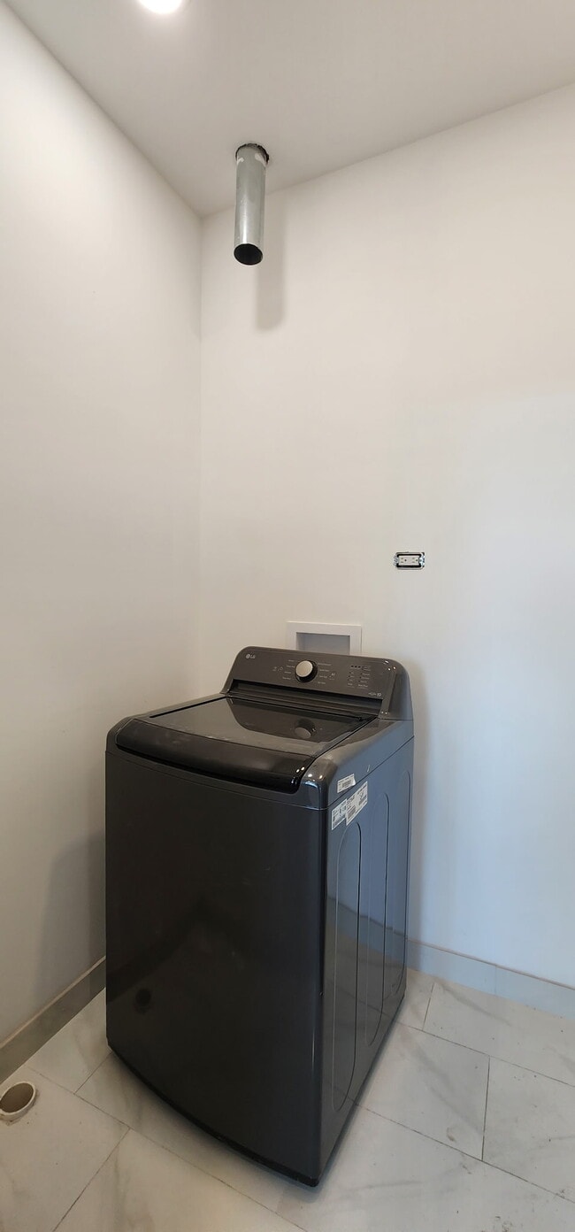 Building Photo - 2552 S Central Park Ave