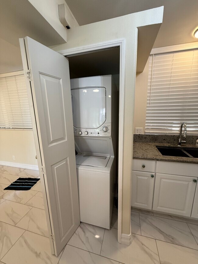 Building Photo - 6979 Palm Ct