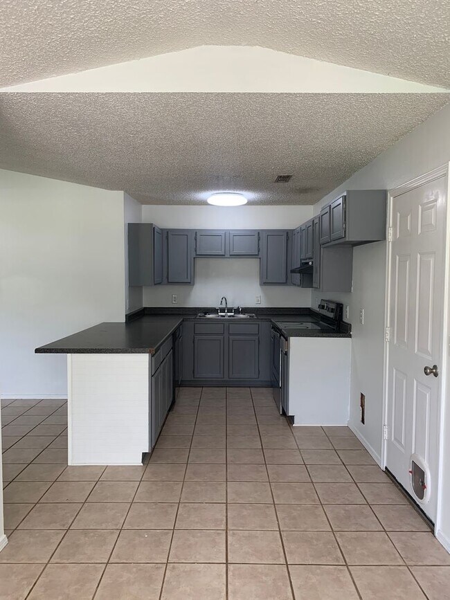 Building Photo - Adorable 3 Bedroom Home Fayetteville, AR!