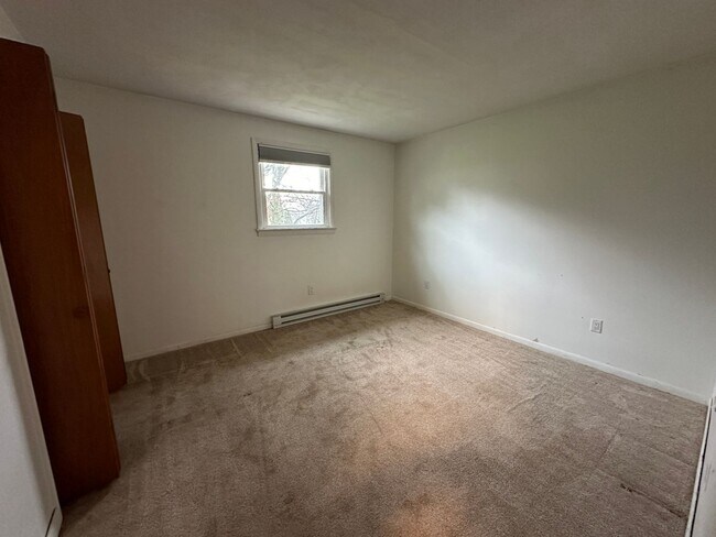 Foto del edificio - 3 bedroom 1 bathroom rancher with large yard