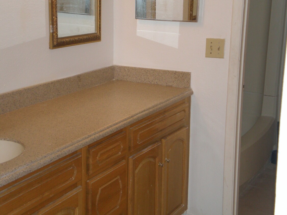 Foto principal - 5866 Windhover Dr