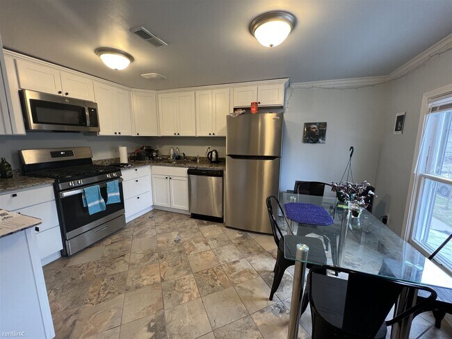 Foto del edificio - 4 br, 2 bath House - 222 N Thayer St