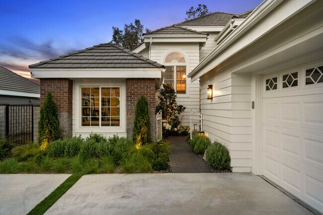 Building Photo - Gorgeous 4 Bedroom Home in the Valencia Su...
