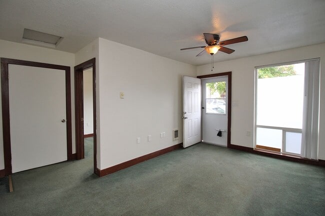 Foto del edificio - 6630-6630 NE Garfield Ave.