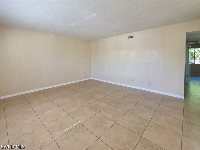 Building Photo - 4621 Bayshore Dr