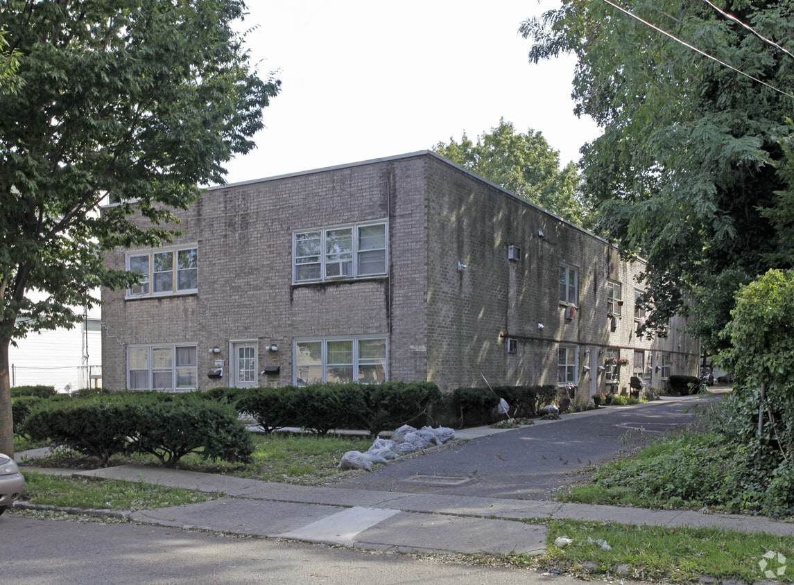 Primary Photo - 70 Ross Ave