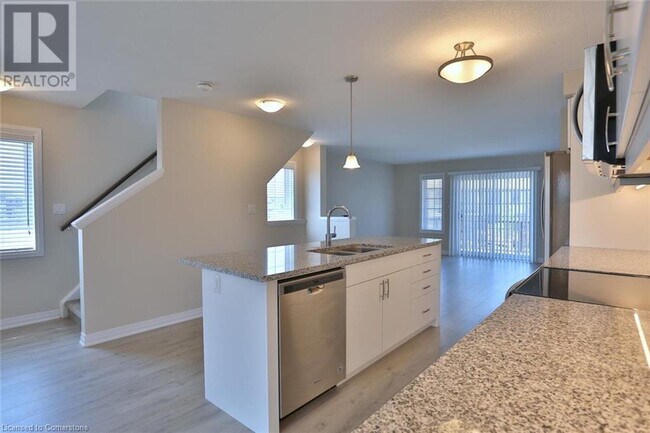 Building Photo - 172 S Creek Dr