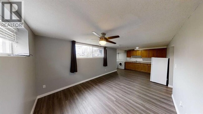 Photo du bâtiment - 9831-100A 100a Ave