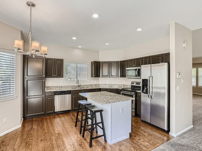 Foto del edificio - Evolve Real Estate: Meticulous Executive 4 Bedroom Plus Finished Basement Available August 5!