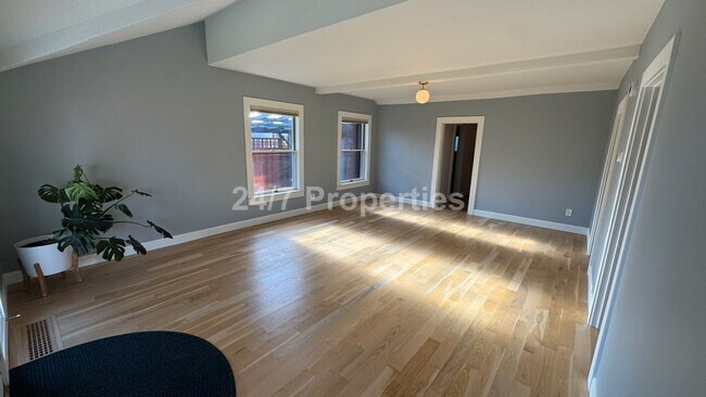 Foto del edificio - Charming Single-Level Home in Sought-After Roseway